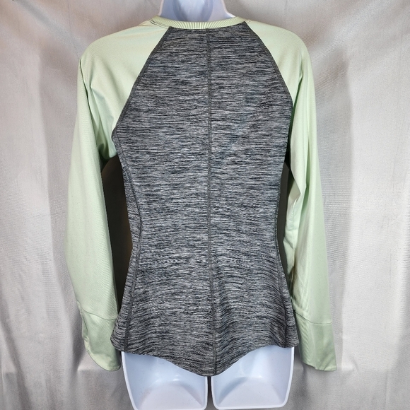 The North Face flash dry long sleeve active top with thumbholes. Green/grey. Sm. - Picture 4 of 9